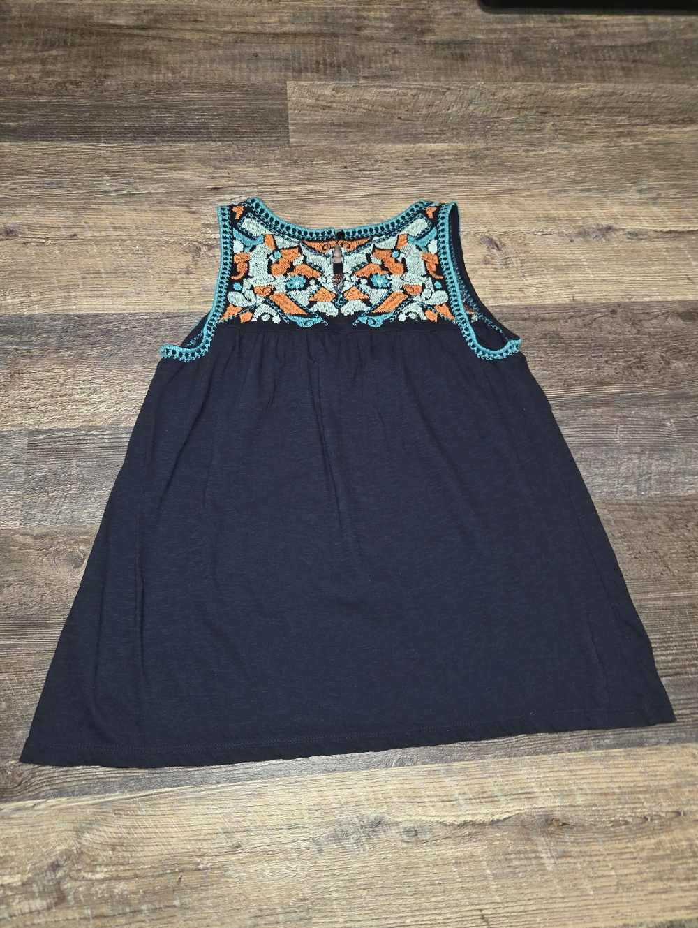 Crown & Ivy Boho Embroidered Yoke Sleeveless Blouse Tank - Picture 7 of 10